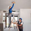 Ludzie razem pracują podczas remontu mieszkania
